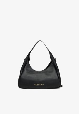 Borsa a mano in pelle nera con superficie testurizzata, forma curva, una sola tracolla e logo "Valentino" dorato sul davanti.