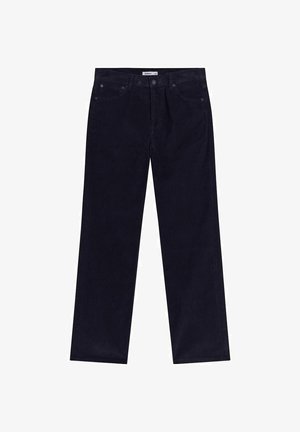 Ciemnoniebieskie spodnie sztruksowe, prosta nogawka, teksturowana tkanina, dwie przednie kieszenie oraz zapięcie na guzik z przeszytym paskiem.