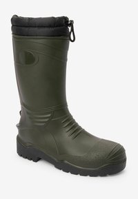 Bota de goma verde oscura con un acabado texturizado, punta reforzada y parte superior de color negro acolchada con cierre de cordón. Suela negra gruesa para mayor tracción.