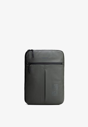 Rechthoekige donkergroene laptophuls met zwarte ritssluiting, een voorvak met ritssluiting en het "WITTCHEN"-logo gedrukt en gegraveerd aan de voorkant.