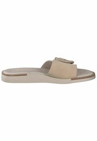 Beige slip-on sandal med en mjuk mockaöverdel, bred rem, dekorativ spänne och en platt gummisula. Minimalistisk design med subtila accenter.