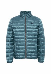 Teal gewatteerde jas met een hoge kraag, horizontaal gestikte textuur, ritssluiting aan de voorkant en een klein logopatch op de linkerborst.