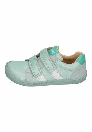 Hellgrüner Ledersneaker mit zwei Klettverschlüssen und weißen Seitenstreifen, beige Innenfutter sowie türkisfarbenen Akzenten an Ferse und Zunge.