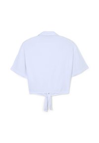Camicia bianca corta in tessuto morbido, con maniche corte e dettaglio di nodo sul retro per una vestibilità regolabile.