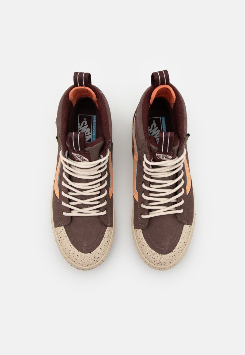 Brązowe zamszowe półbuty za kostkę z pomarańczowymi akcentami bocznymi, kremowymi sznurówkami i nakrapianymi beżowymi podeszwami z gumy. Posiadają fakturowany język oraz logo.