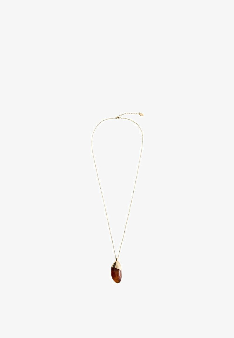 Collier délicat en chaîne d'or avec un pendentif ovale couleur ambre-brun partiellement recouvert de métal doré brillant.
