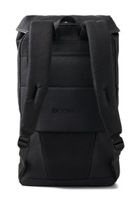 Črn nahrbtnik z robustnim materialom, mrežastimi detajli na zadnjem delu, nastavljivimi naramnicami in reliefnim logotipom na sprednji plošči.