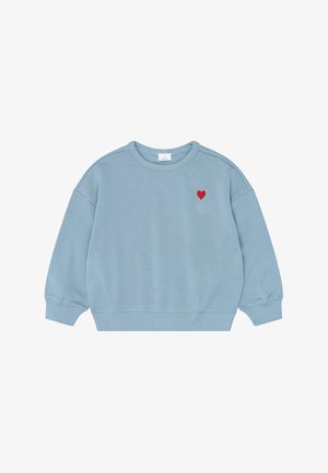 Lyseblå langærmet sweatshirt med ribkanter ved ærmer og bund, med et lille rødt hjerte broderet på venstre bryst.