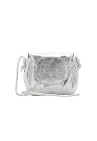 Srebrna metalna torbica za čez rame z dizajnom obraza medvedka. Ima teksturirano površino, zaobljeno obliko in tanek nastavljiv trak.