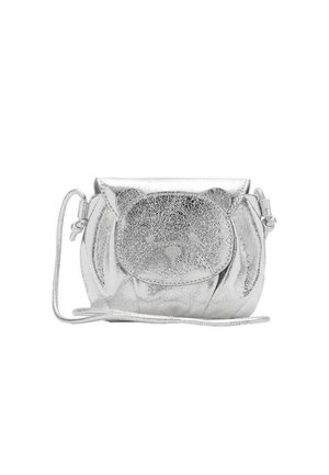 Sac bandoulière en métal argenté avec un design de visage d'ours. Présente une finition texturée, une forme arrondie et une fine bandoulière réglable.