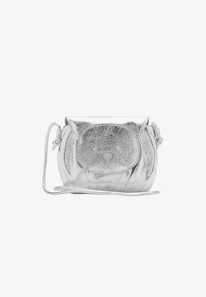 Strieborná metalická crossbody taška s dizajnom medvedej tváre. Má textúrovaný povrch, zaoblený tvar a tenký nastaviteľný popruh.