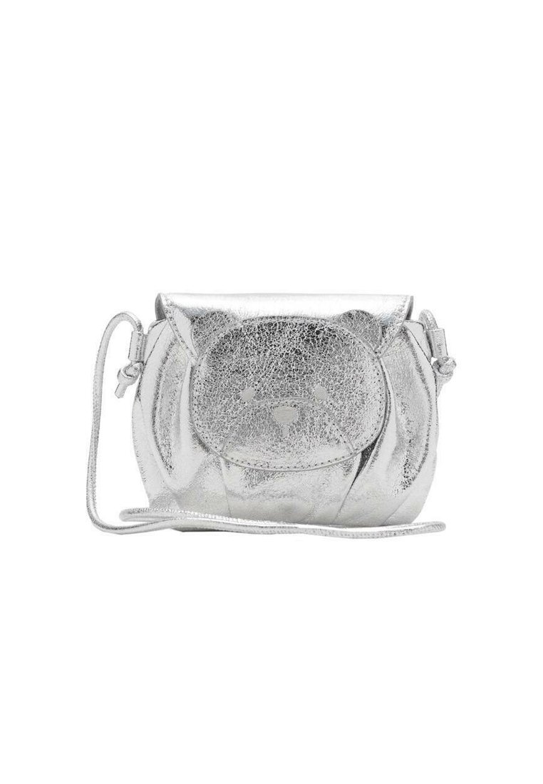 Srebrna metalna torbica za čez rame z dizajnom obraza medvedka. Ima teksturirano površino, zaobljeno obliko in tanek nastavljiv trak.