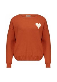 Pull en tricot orange avec un ourlet côtelé et des poignets côtelés, présentant un design de cœur blanc sur le côté gauche. Style classique à encolure ras-du-cou.