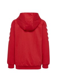 Sudadera con capucha roja con un acabado texturizado, puños elásticos y dobladillo inferior. Presenta rayas diagonales blancas en las mangas.