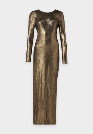 Abito da sera lungo in bronzo metallizzato con maniche lunghe, silhouette aderente e scollo rotondo su uno sfondo semplice.