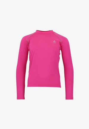 Rash guard à manches longues en rose vif, fabriqué dans un tissu extensible. Il présente des coutures à plat et un simple logo sur la poitrine.
