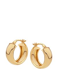 Złote kolczyki w kształcie obręczy z wyszlifowanym wykończeniem, charakteryzujące się zaokrągloną, masywną formą i pewnym zapięciem. Gładka, odbijająca światło powierzchnia.