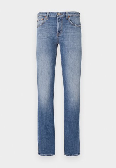 Ljusblå denimjeans med rak passform, klassisk femficksdesign, subtila blekdetaljer och orange sömnadsdetaljer.