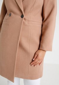 Vero Moda Curve Abrigo clásico - beige