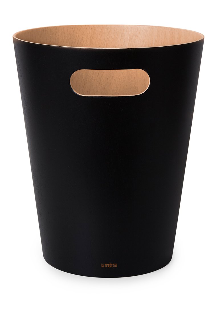 Schwarzer Mülleimer in zylindrischer Form, mit einem Holzinneren und einem Ausschnittgriff für einfaches Tragen. Mit einem dezenten Markenlogo in Gold.