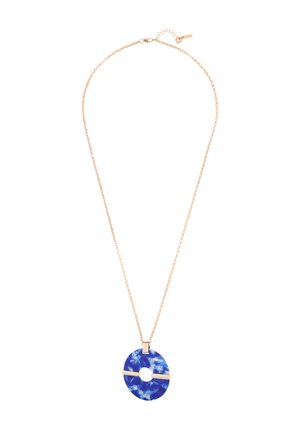 Blauwe marmeren hangerketting met een cirkelontwerp, gouden hardware en een centrale uitsparing, hangend aan een delicate gouden ketting.