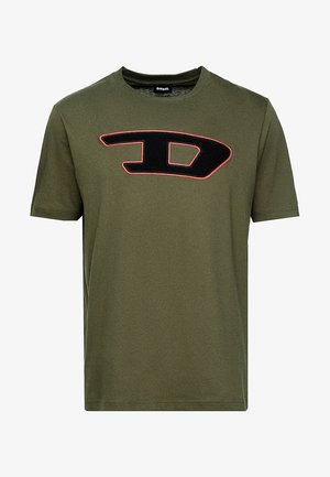 T-shirt vert olive à manches courtes avec col rond et grand logo stylisé "D" noir et rouge en contour sur la poitrine.
