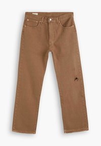 Jeans de mezclilla marrón con un diseño de pierna recta, que presentan una zona desgastada en el muslo izquierdo y detalles clásicos de botones de metal y bolsillos.