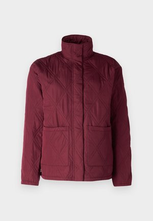 Burgundská prešívaná bunda s vysokým golierom, dvoma prednými vreckami a textúrovaným vzorom s diamantovými tvarmi.