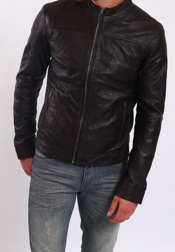 Brun läderjacka med ståkrage, frontdragkedja och två sidofickor. Figursydd design med subtila sömnadsdetaljer.