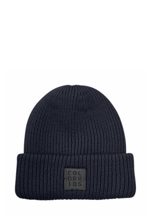 Berretto a costine blu scuro con risvolto e un'etichetta quadrata con la scritta "COLOR KIDS" sulla parte anteriore.