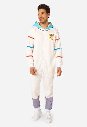 Witte romper met een blauwe capuchon, roodblauwe strepen, een voorzak met een icoon en grijze accenten op de benen. De stof oogt zacht en comfortabel.