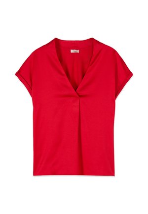 Blusa rossa a maniche corte con scollo a V, leggero dettaglio di piega frontale e polsini arrotolati, mostrata su sfondo bianco.