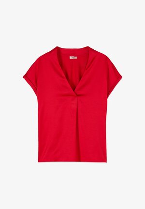 Blusa rossa a maniche corte con scollo a V, leggero dettaglio di piega frontale e polsini arrotolati, mostrata su sfondo bianco.