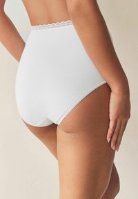Weiße hochgeschnittene Unterwäsche aus weichem Stoff, mit einem zarten Spitzenrand am Bund und glatter Oberfläche.