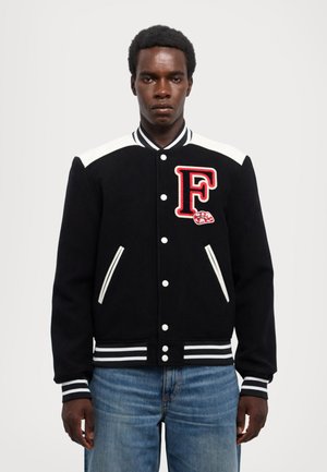 Schwarze Collegejacke mit weißen Schulterakzenten, rotem gesticktem "F"-Logo, Druckknopfverschluss und gestreiften Bündchen und Saum. Klassischer Kragen.