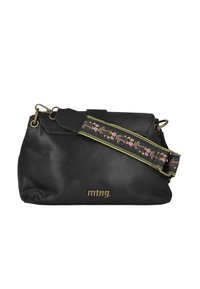 Bolso de hombro de cuero negro con una correa de estampado floral, que presenta un logo en tono dorado. Textura suave y forma rectangular.