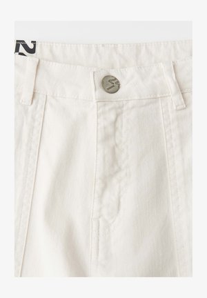 Weiße Denim-Hosenbund mit Metallknopf und Gürtelschlaufen, zeigt detaillierte Nähte und Stoffstruktur.