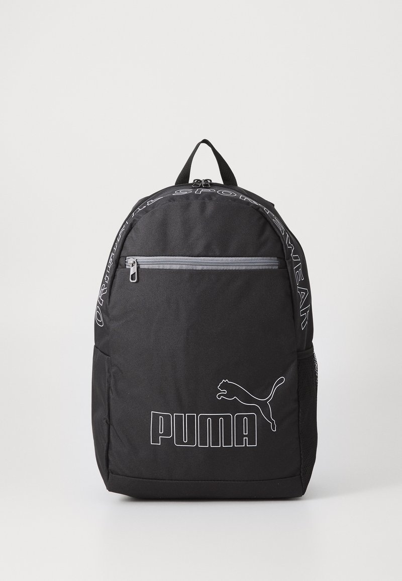 Un sac à dos noir en tissu résistant qui dispose d'une poche zippée à l'avant, d'une poche latérale en mesh et d'accents avec le logo et les lettres blanches de Puma.
