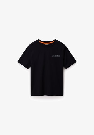 Zwarte katoenen T-shirt met korte mouwen, ronde hals, met een witte logo op de linkerkant van de borst en een oranje accent op de halslijn.