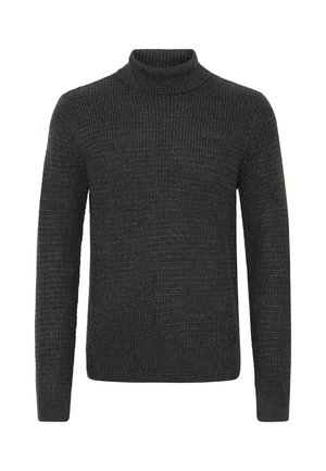 Suéter de punto gris oscuro con cuello alto y textura acanalada. Presenta un pequeño logo oscuro en el pecho. Mangas largas.