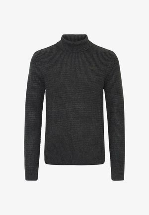 Tamno sivi pleteni pulover s visokim ovratnikom i rebrastom teksturom. Ima mali tamni logo na prsima. Dugi rukavi.