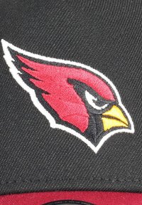 Schwarze Kappe mit einem roten und gelben gestickten Kardinal-Vogellogo und schwarzen Akzenten. Glatte Textur mit einer strukturierten Form.