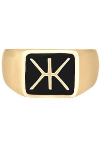 Anello sigillo in tono oro con centro quadrato in smalto nero e un simbolo bianco in rilievo, superficie liscia e bordi lucidi.