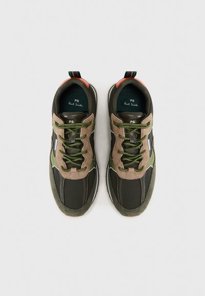 Adidași de culoare verde măsliniu, realizați din materiale din nubuc gri și plasă. Au șireturi verzi, un tablou colorat în dungi pe călcâi și un logo pe limbă.
