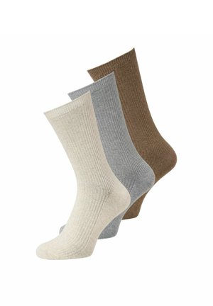 Tre ribbede ankelstrømper i beige, grå og brun arrangeret i et trappet, overlappende layout.