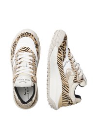 Sneakers con una combinazione di pelle bianca e tessuto a stampa leopardata marrone. Sole in gomma bianca spesso, chiusura con lacci e interno a contrasto nero.