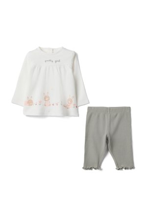 Weißes Langarmshirt für Kleinkinder mit dem Schriftzug "hübsches Mädchen" und Hasenprints, kombiniert mit grauen, gerippten Leggings mit Rüschenabschlüssen.