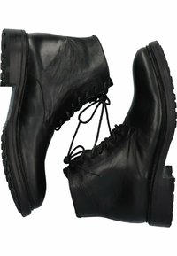 Botas de cuero negro hasta el tobillo con punta redonda, diseño con cordones, superficie texturizada y suela de goma robusta. Con un tacón bajo cuadrado.