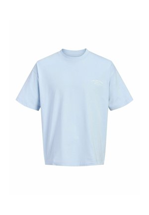 Svijetloplava majica kratkih rukava s okruglim izrezom i malim bijelim logotipom teksta na lijevoj strani prsa, prikazana na bijeloj pozadini.