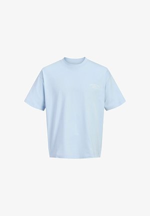 Svijetloplava majica kratkih rukava s okruglim izrezom i malim bijelim logotipom teksta na lijevoj strani prsa, prikazana na bijeloj pozadini.